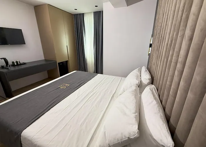 Es فندق تيرانا