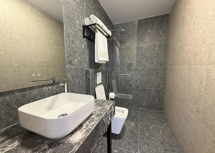 Es فندق تيرانا