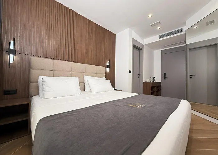 Es فندق تيرانا